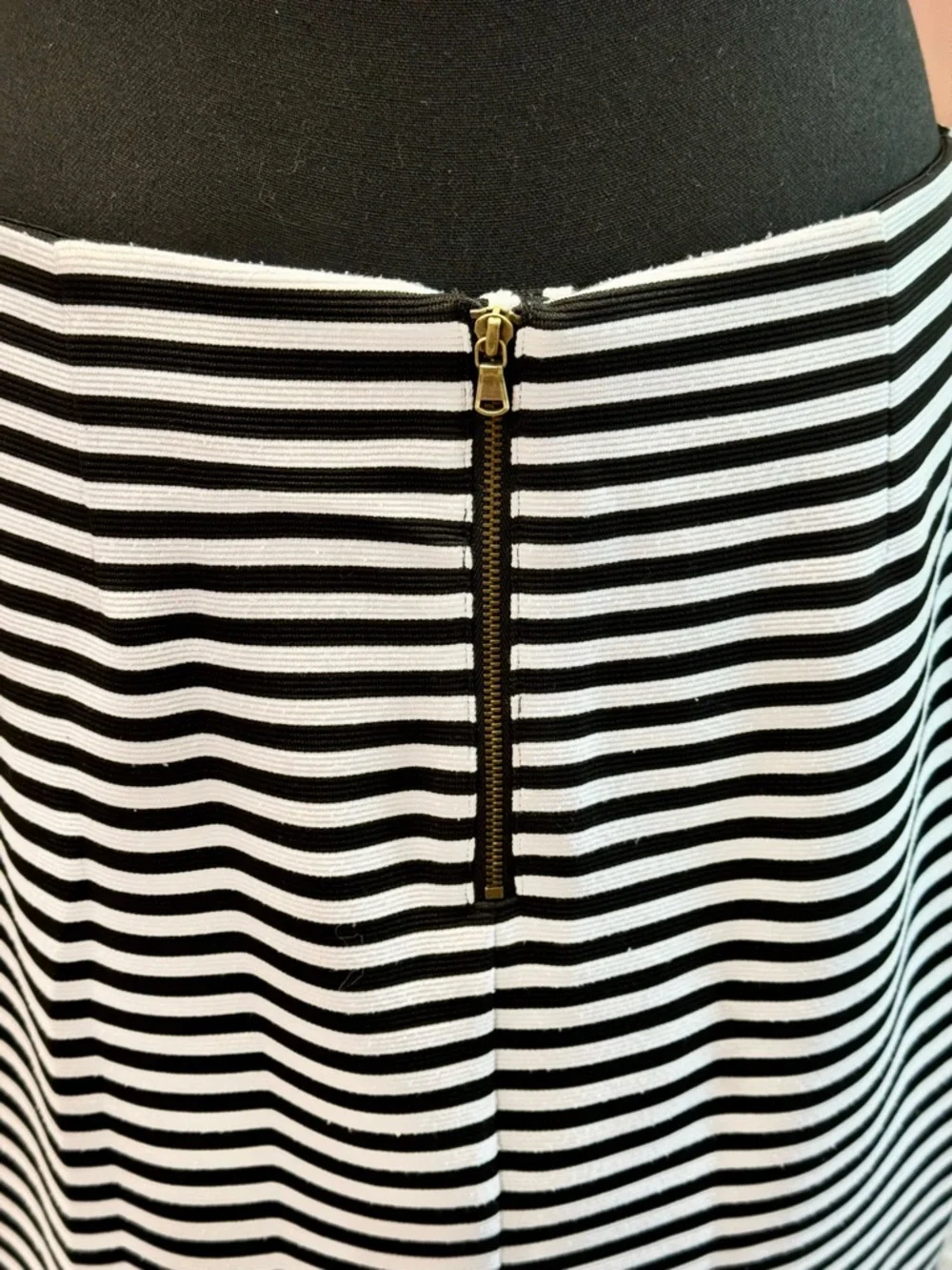 LOFT Black White Striped Pencil Skirt Size 8 Stretch Zip Back - Picture 3 of 5